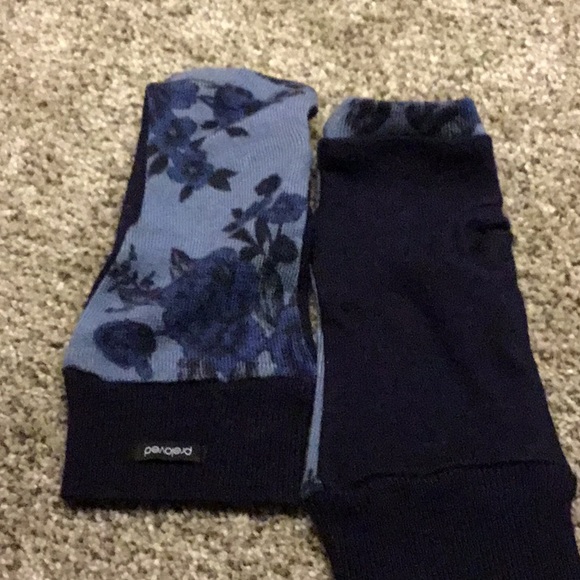 Preloved brand. Mint condition fingerless mittens. - Picture 3 of 3